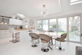 Home in Southsea with Hot Tub, Close to the Sea